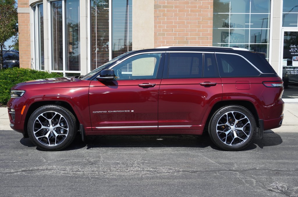 Used 2024 Jeep Grand Cherokee Summit AWD/4WD image 2