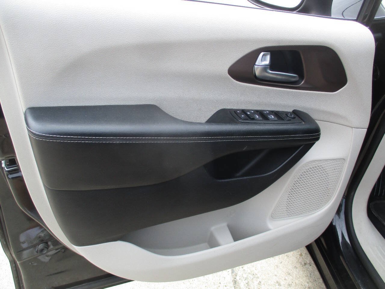 Used 2020 Chrysler Voyager Lxi FWD image 10