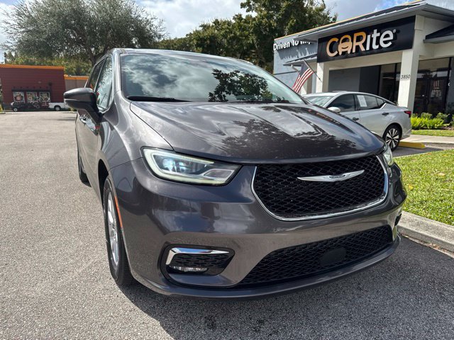 Used 2023 Chrysler Pacifica Touring-L FWD image 2