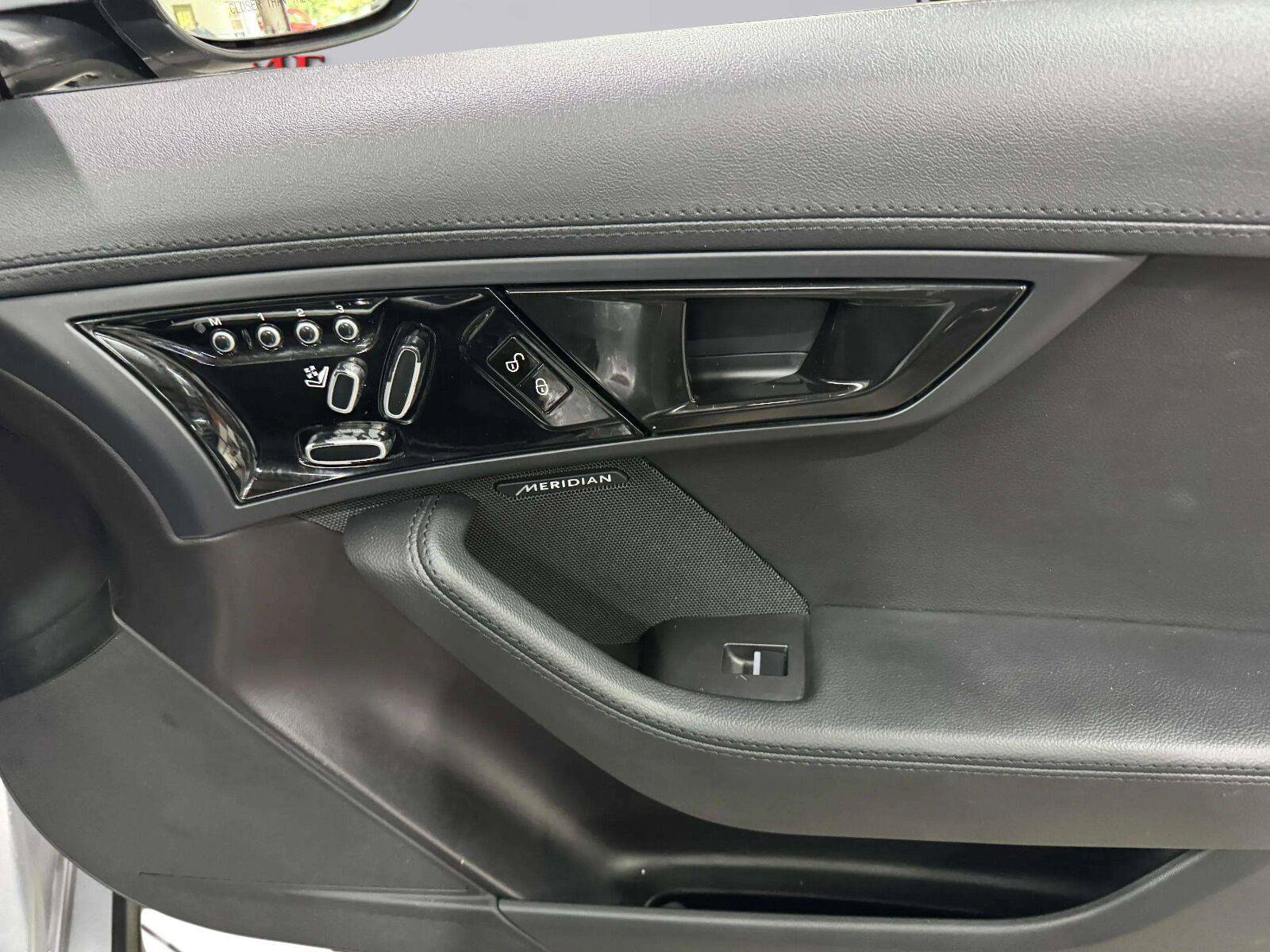 Used 2019 Jaguar F-TYPE Convertible RWD image 36