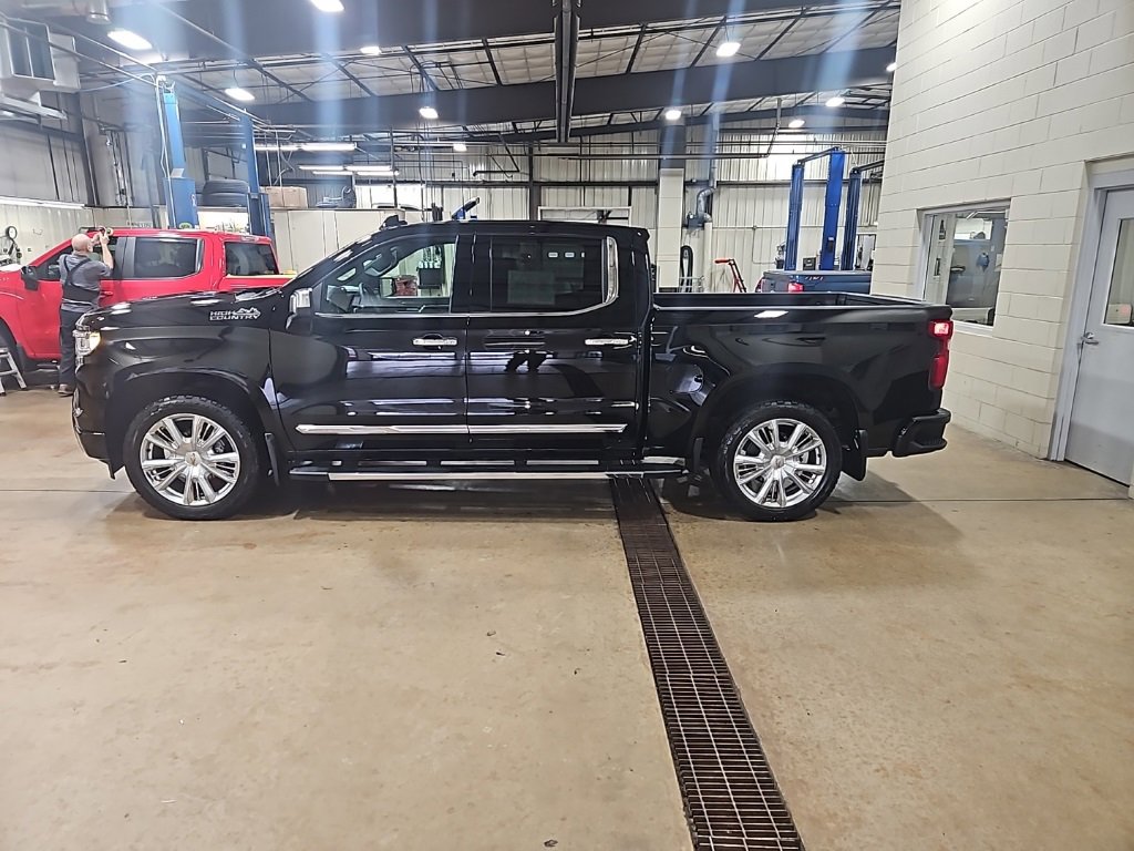 Used 2024 Chevrolet Silverado 1500 High Country w/ High Country Premium Package image 4