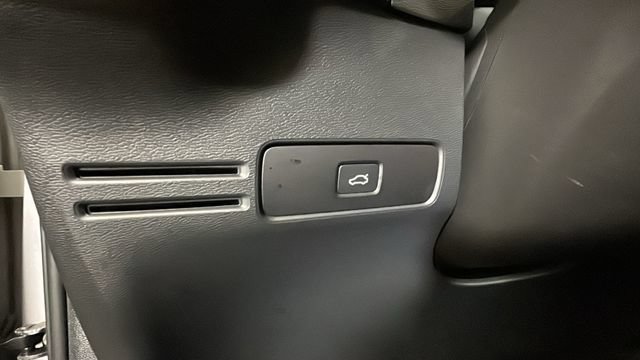 Used 2023 Volvo XC40 B4 Ultimate FWD image 18