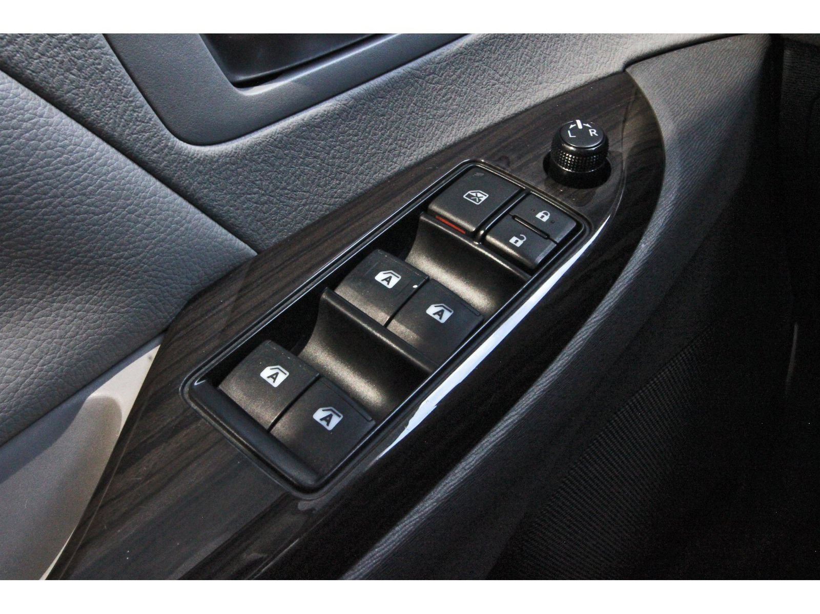 Used 2019 Toyota Sienna XLE w/ XLE Navigation Package FWD image 25