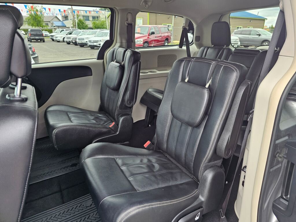 Used 2016 Chrysler Town & Country Touring image 23