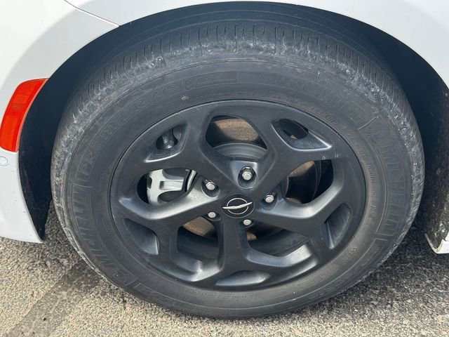 Used 2024 Chrysler Pacifica Limited FWD image 9