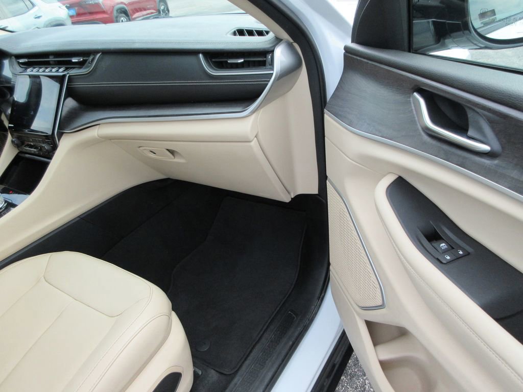 Used 2022 Jeep Grand Cherokee L Limited w/ Black Appearance Package AWD/4WD image 20