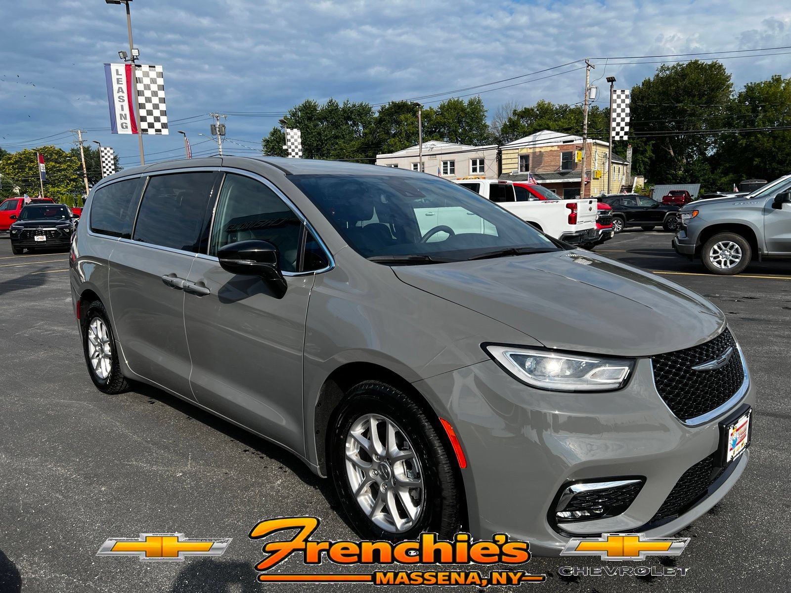 Used 2025 Chrysler Pacifica Select FWD image 3