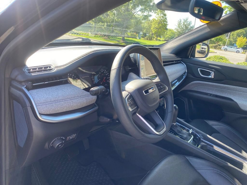 Used 2025 Jeep Compass Latitude w/ Sun & Sound Group AWD/4WD image 17