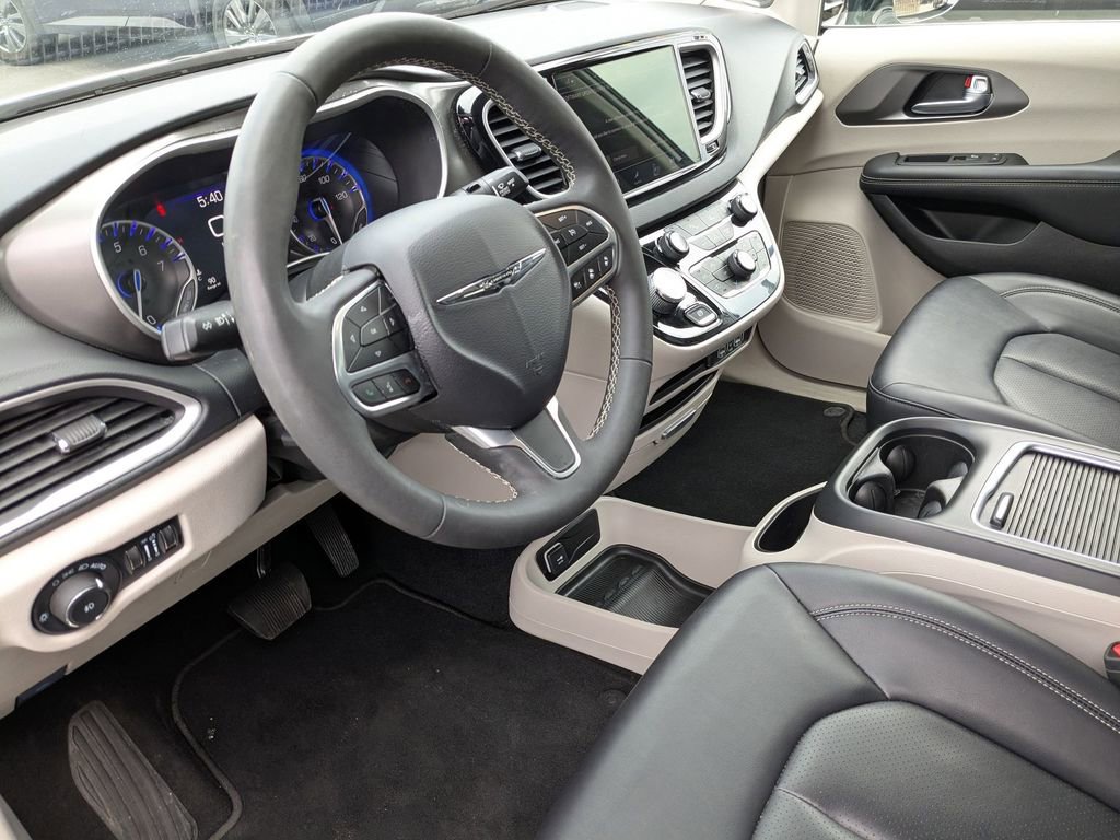 Used 2024 Chrysler Pacifica Touring-L image 15