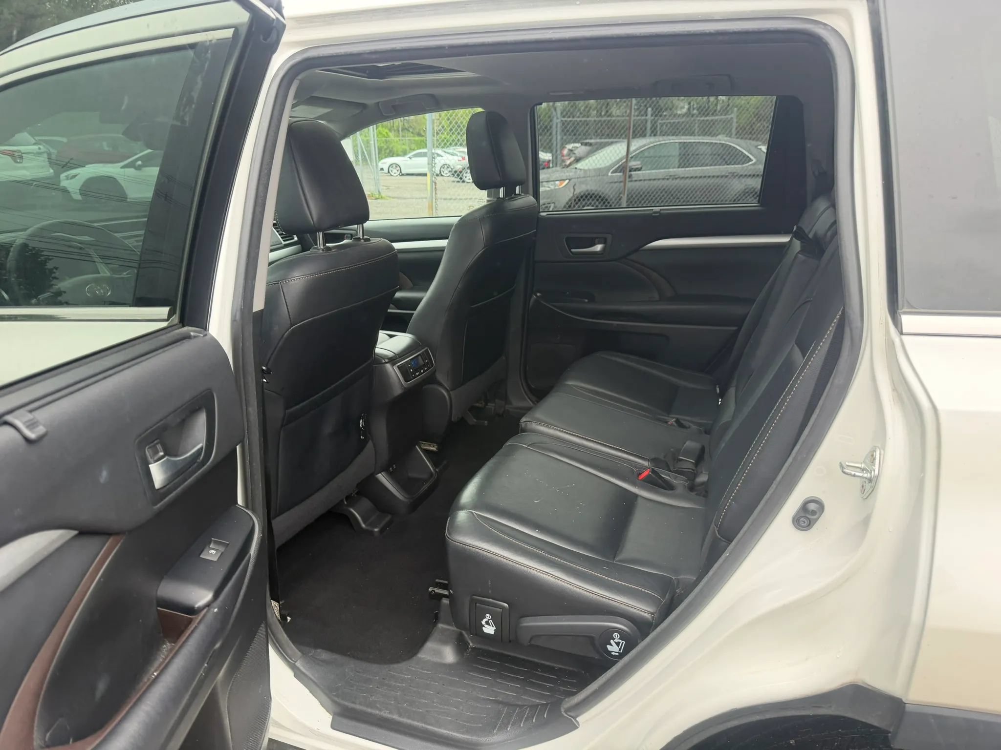 Used 2017 Toyota Highlander XLE w/ Carpet Mat Package AWD/4WD image 30
