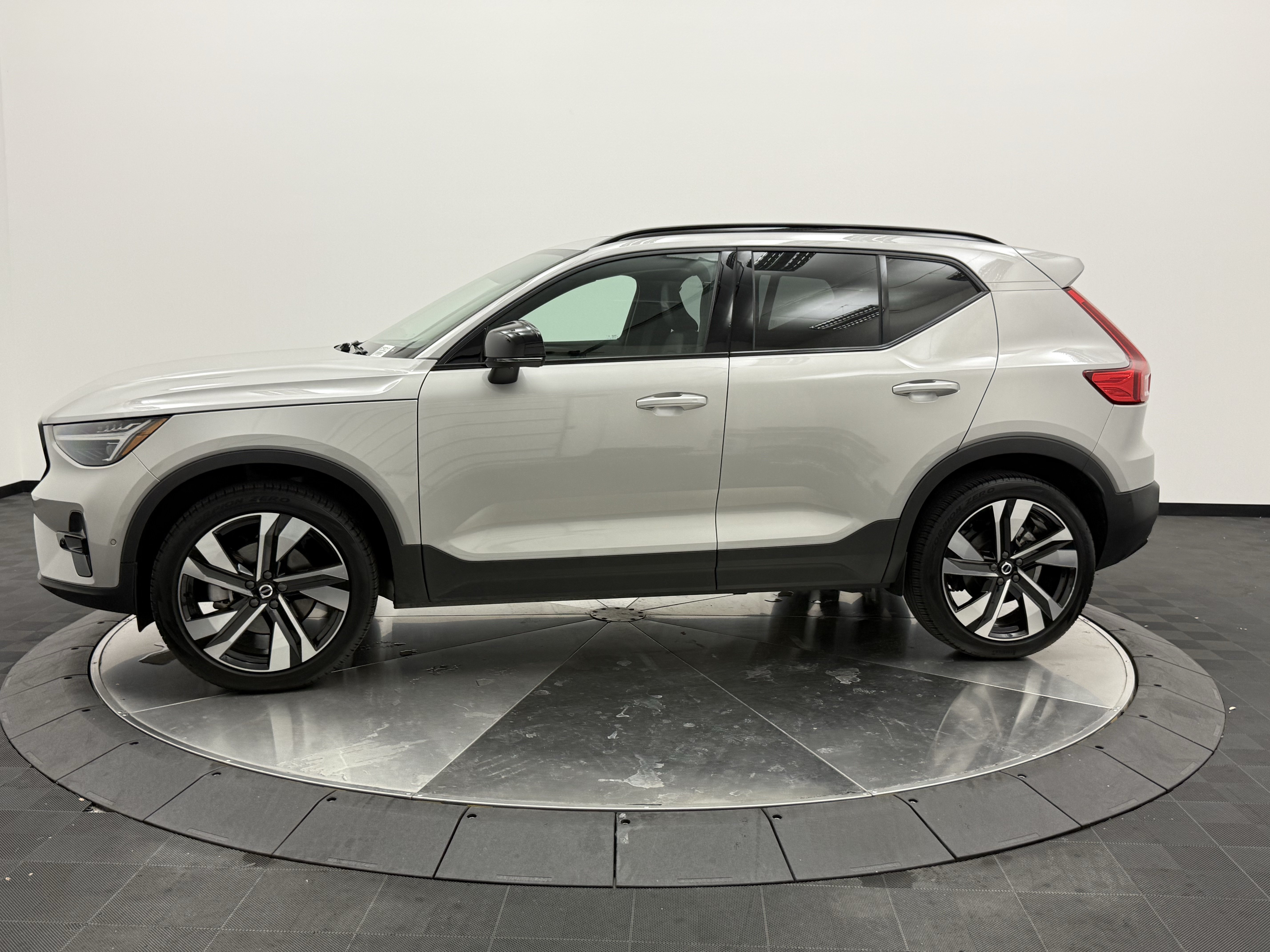 Certified 2025 Volvo XC40 B5 Ultra AWD/4WD image 4