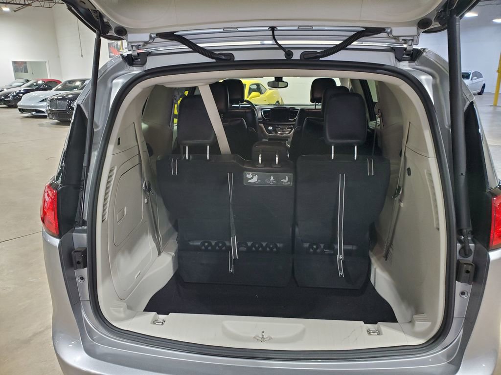 Used 2017 Chrysler Pacifica Premium image 44
