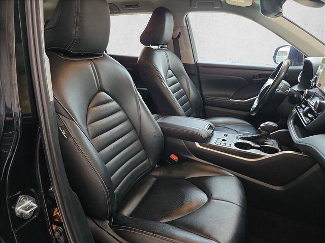 Used 2024 Toyota Highlander LE FWD image 19