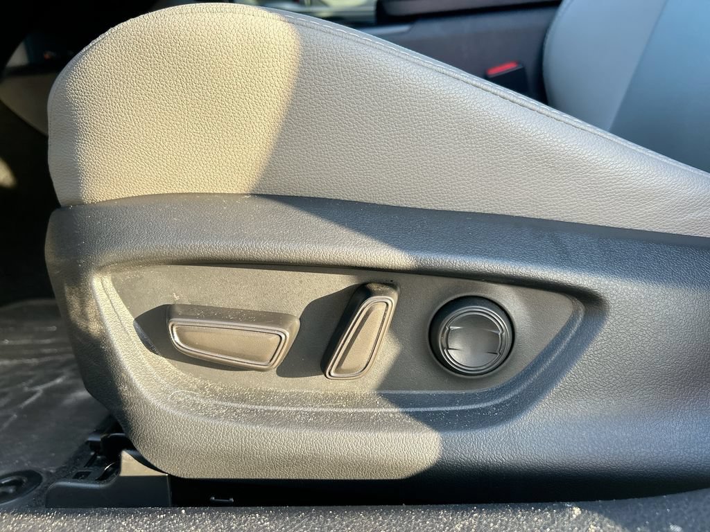 Used 2025 Toyota Camry SE FWD image 12