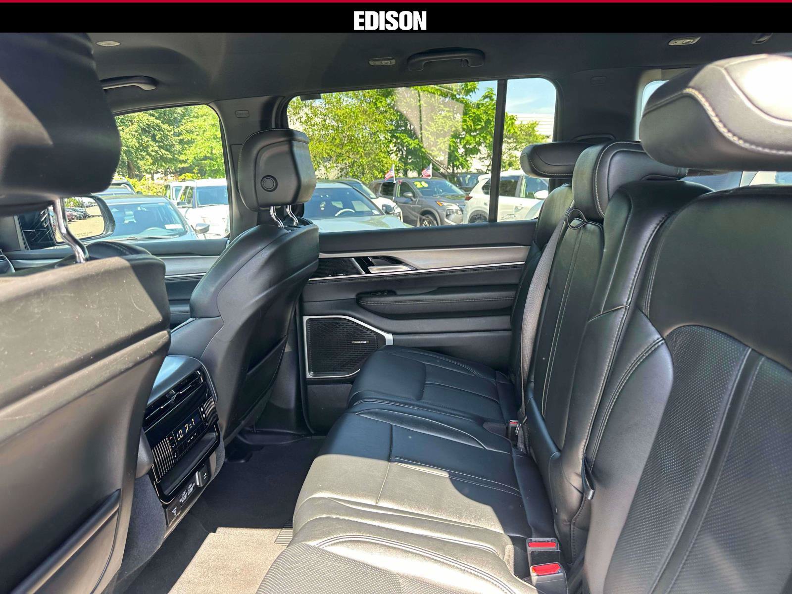 Used 2025 Jeep Wagoneer Series II AWD/4WD image 9