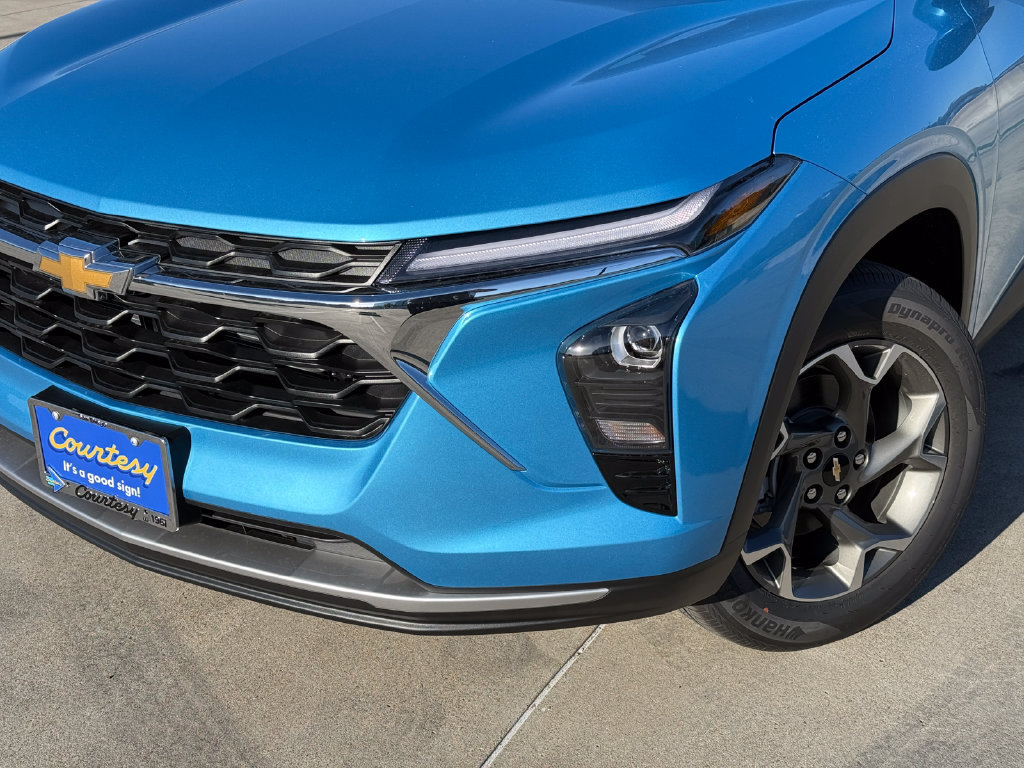 New 2026 Chevrolet Trax LT w/ LT Convenience Package FWD image 3