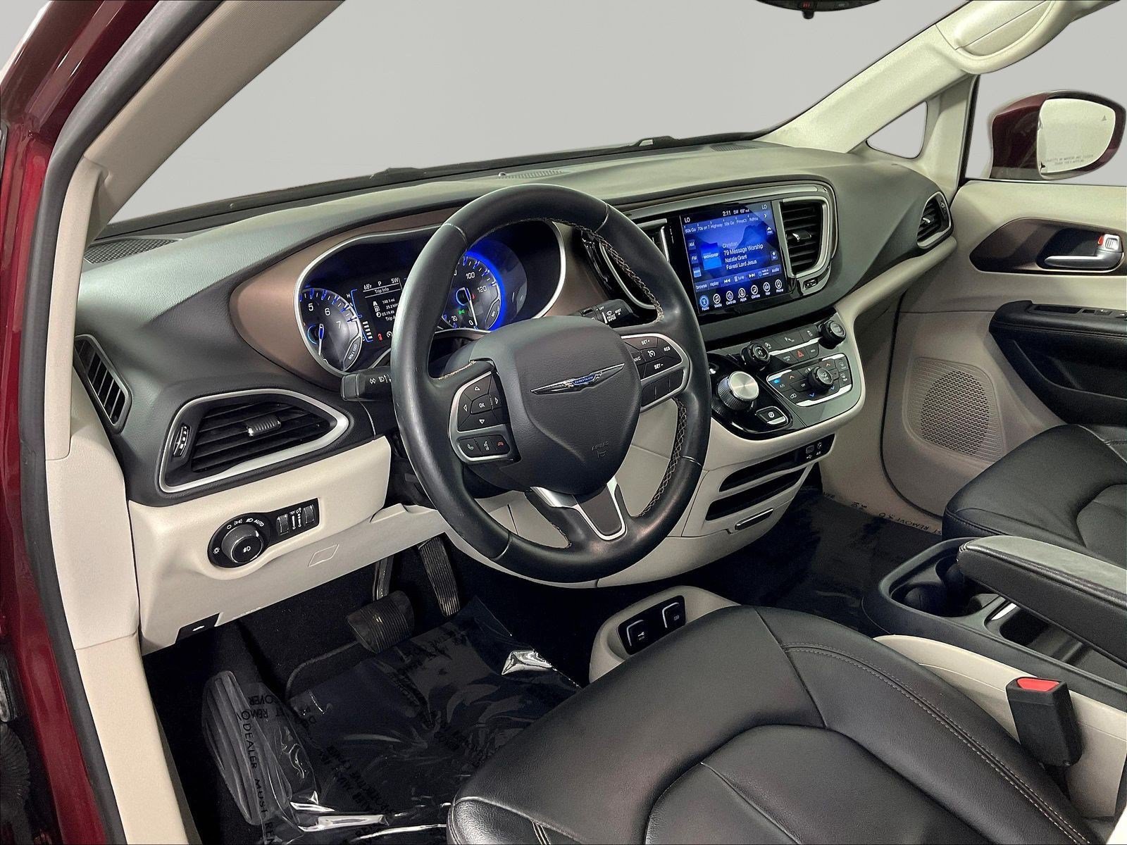Used 2017 Chrysler Pacifica Touring-L FWD image 17