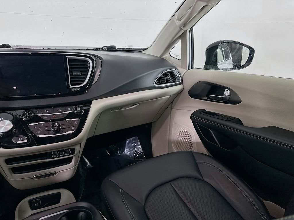 Certified 2024 Chrysler Pacifica Touring-L image 33