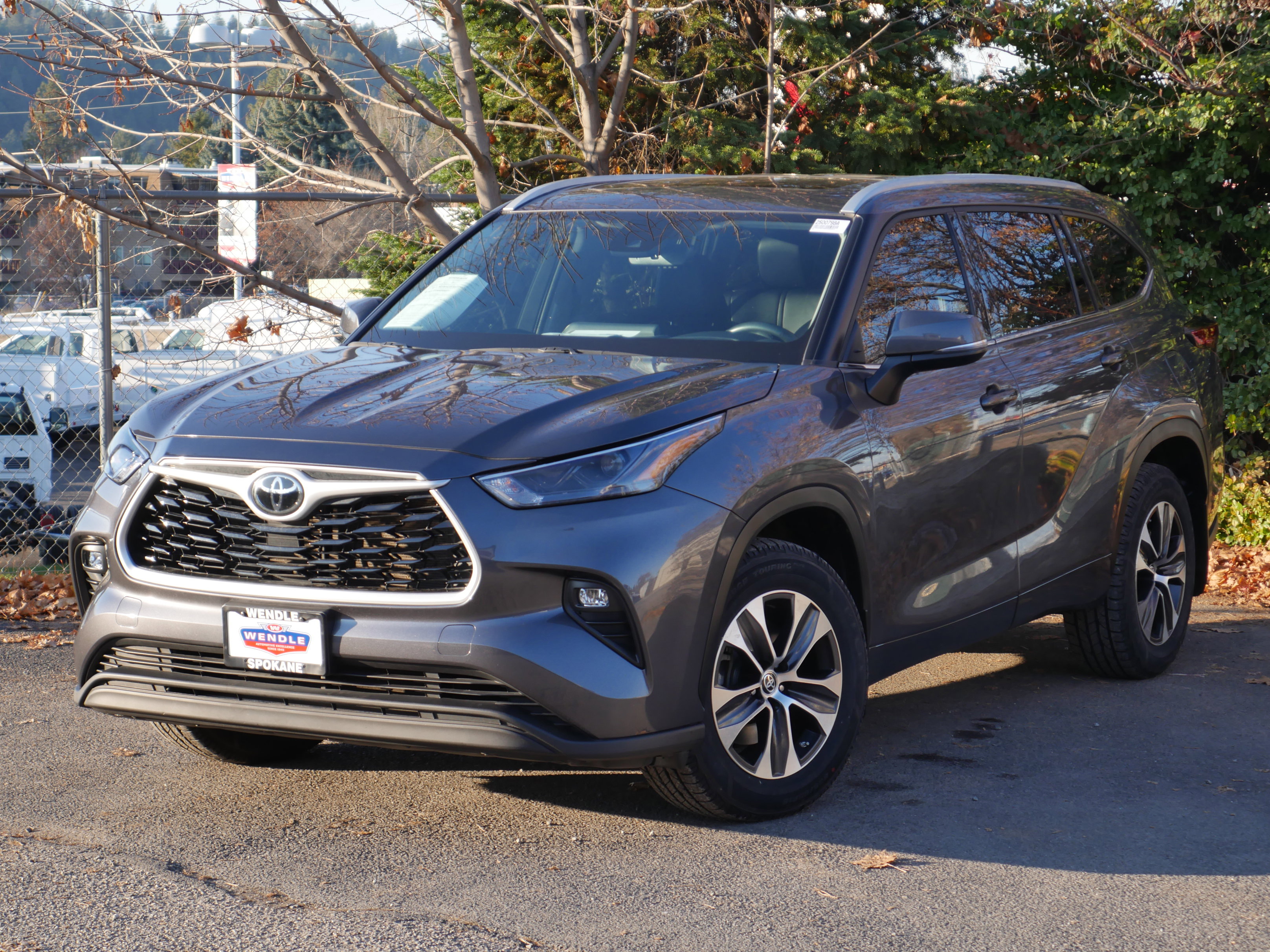 Used 2022 Toyota Highlander XLE image 2