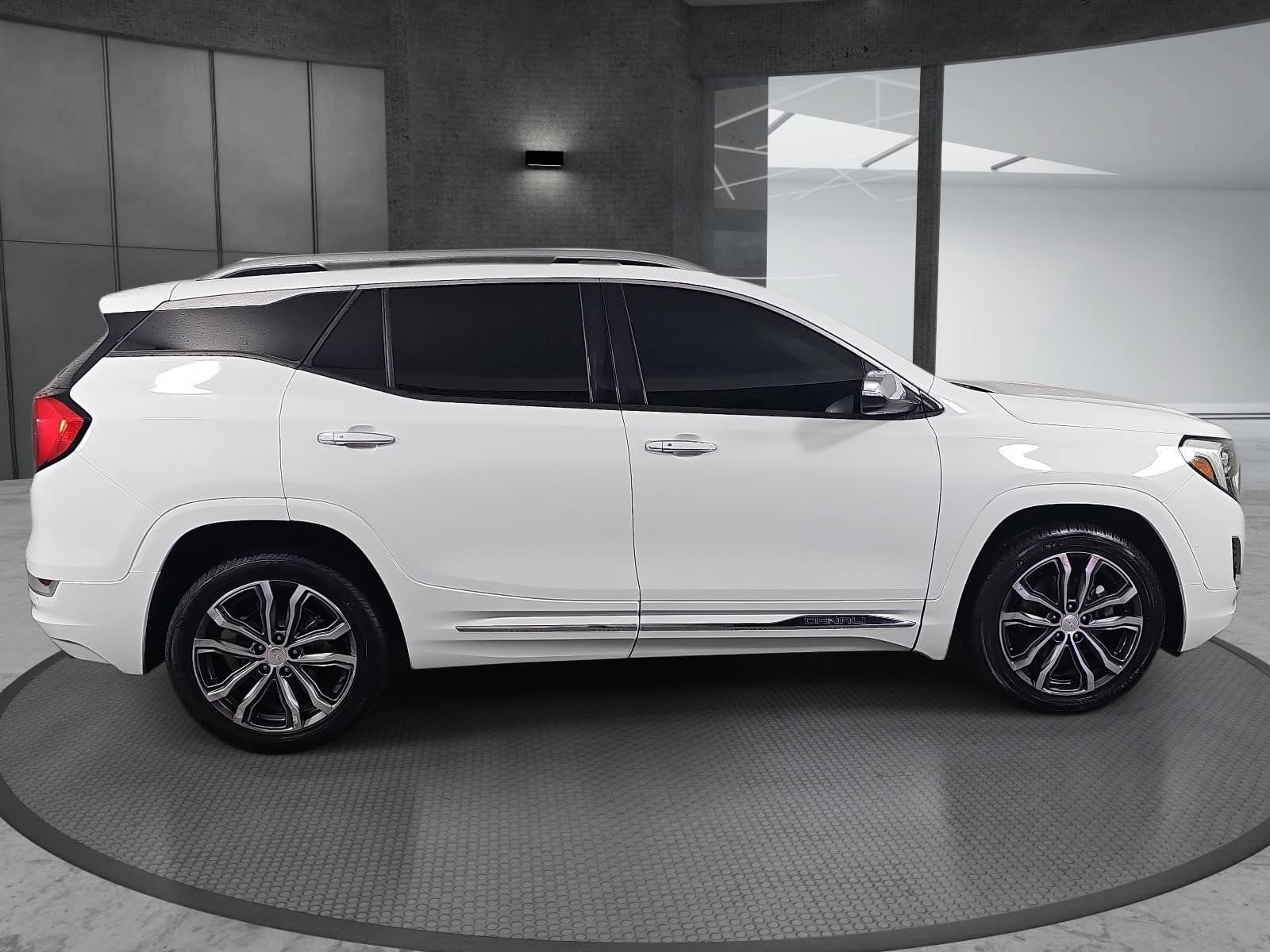 Used 2018 GMC Terrain Denali w/ Advanced Safety Package FWD image 4