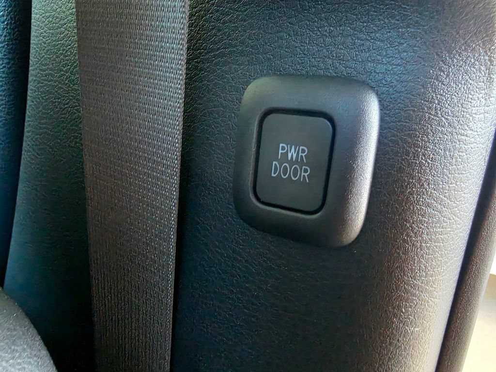 Used 2025 Toyota Sienna XLE FWD image 64