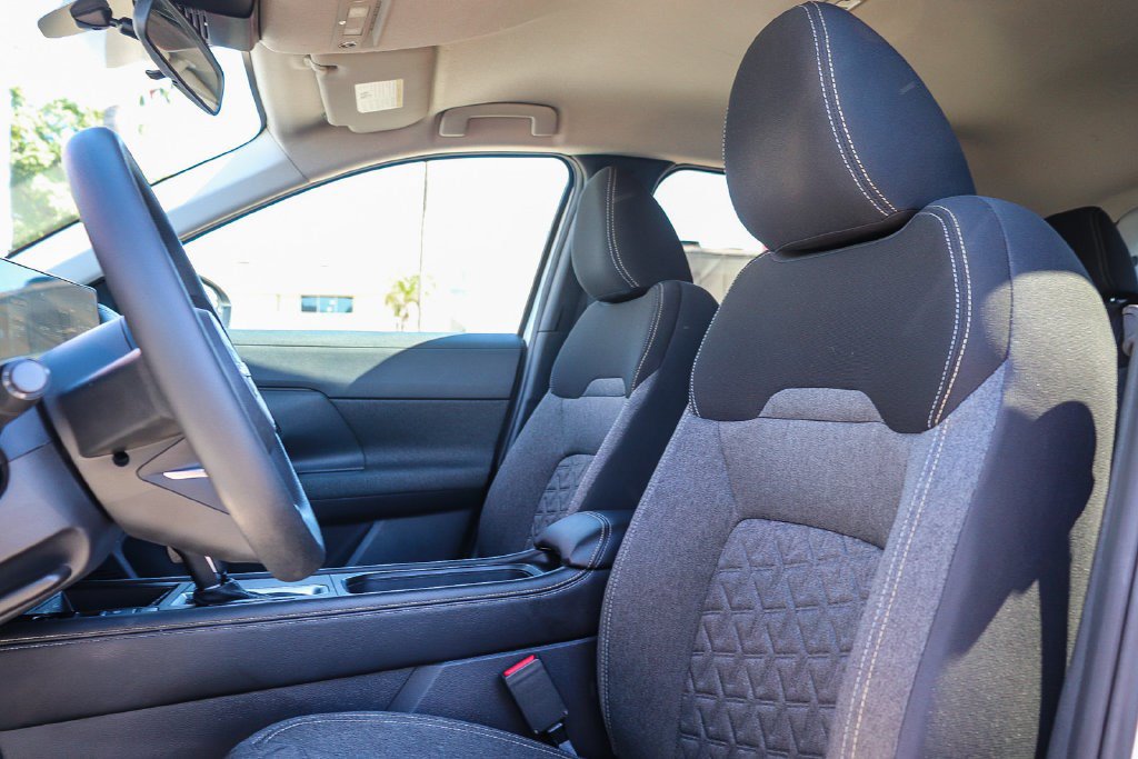 Used 2025 Nissan Kicks SV AWD/4WD image 17