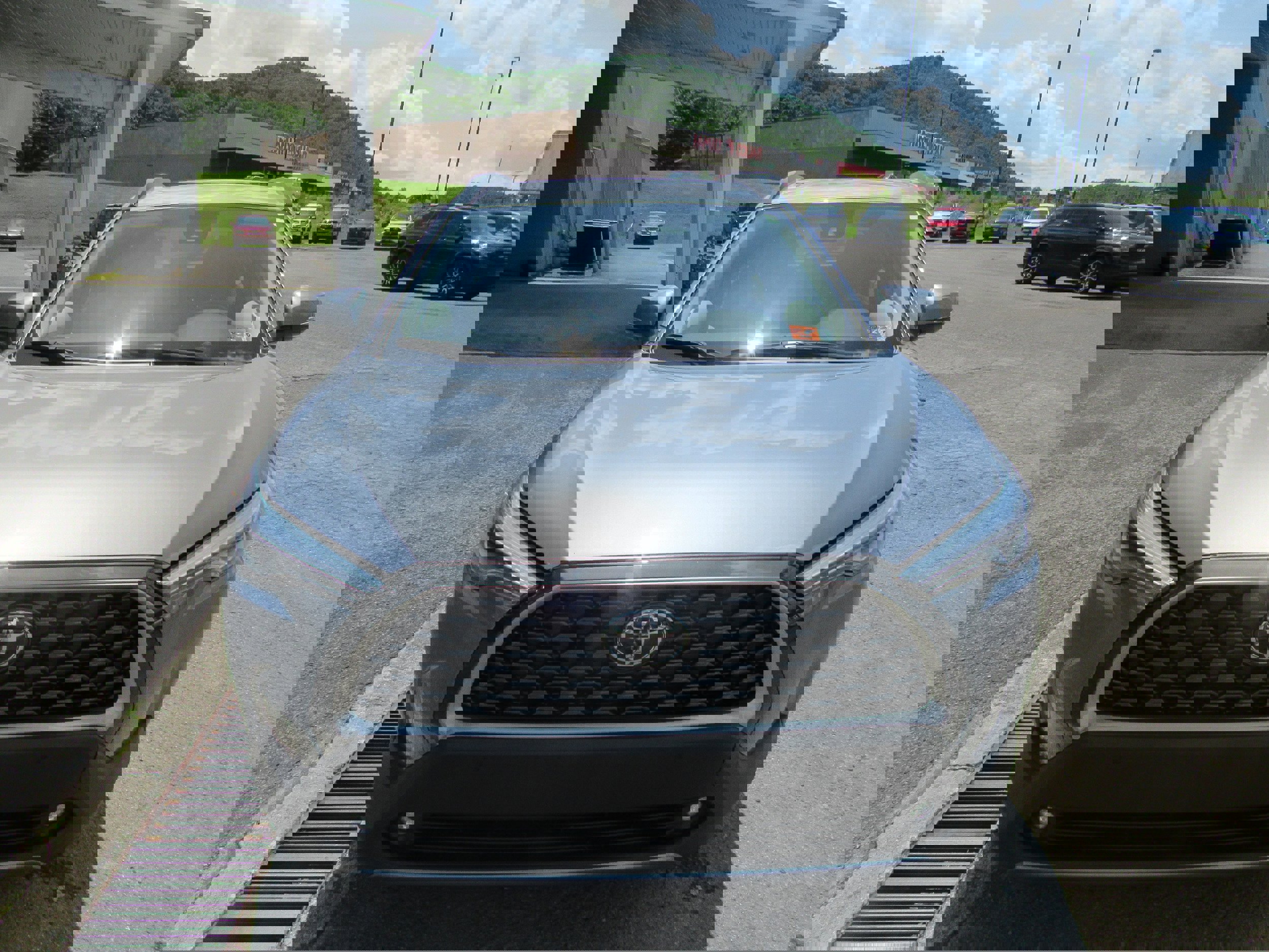 Used 2022 Toyota Corolla Cross XLE image 3