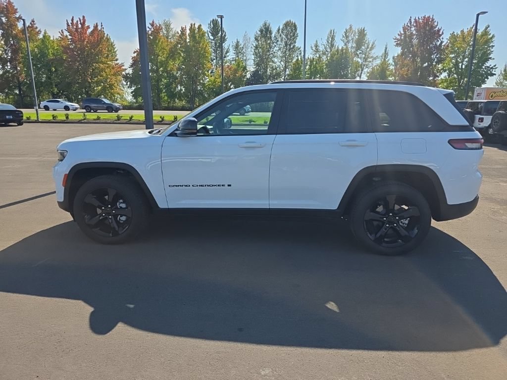 Used 2025 Jeep Grand Cherokee Limited w/ Luxury Tech Group II AWD/4WD image 2