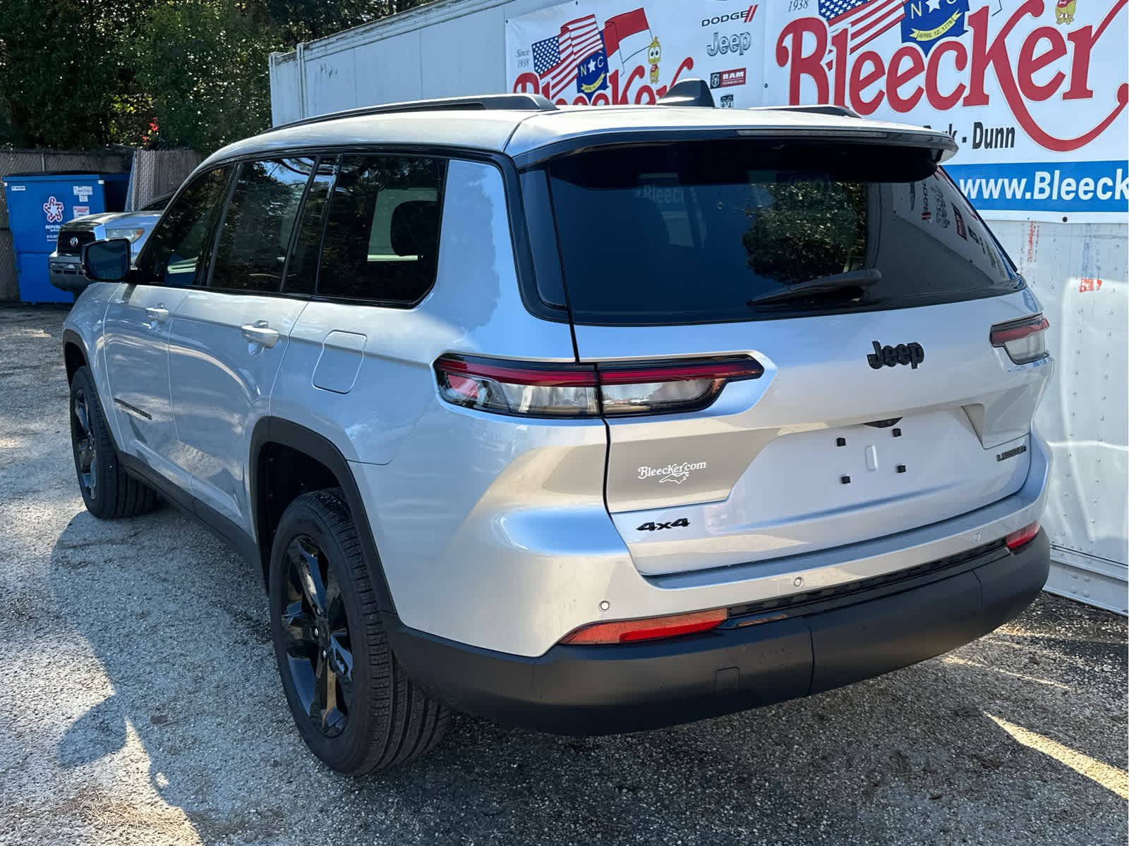 New 2025 Jeep Grand Cherokee L Limited w/ Black Appearance Package AWD/4WD image 8