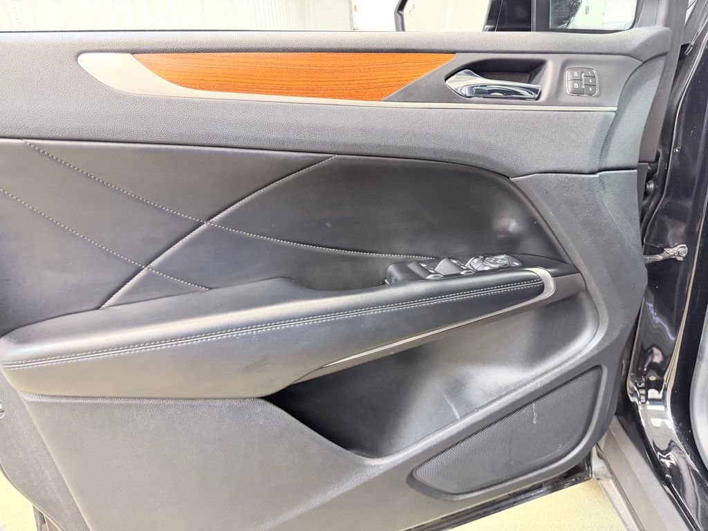 Used 2019 Lincoln MKC Reserve w/ MKC Climate Package FWD image 8