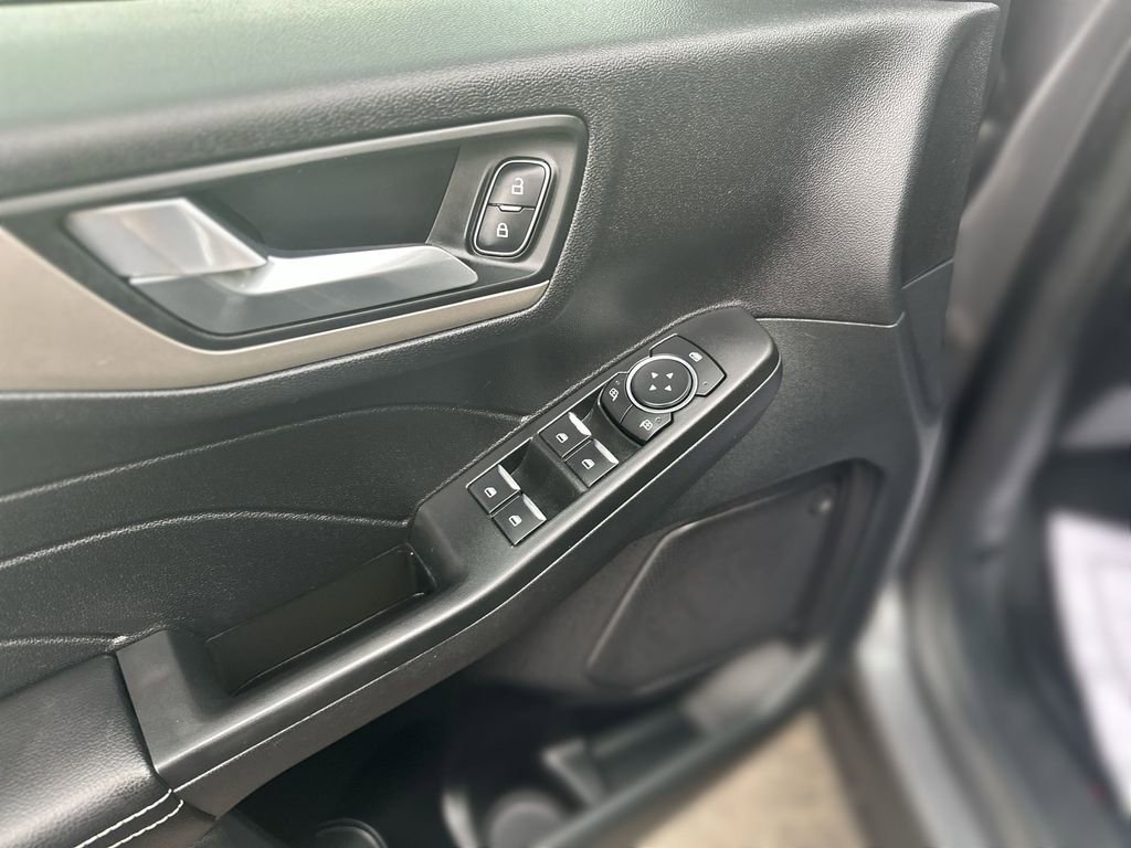 Used 2021 Ford Escape SE w/ SE Sport Appearance Package image 15