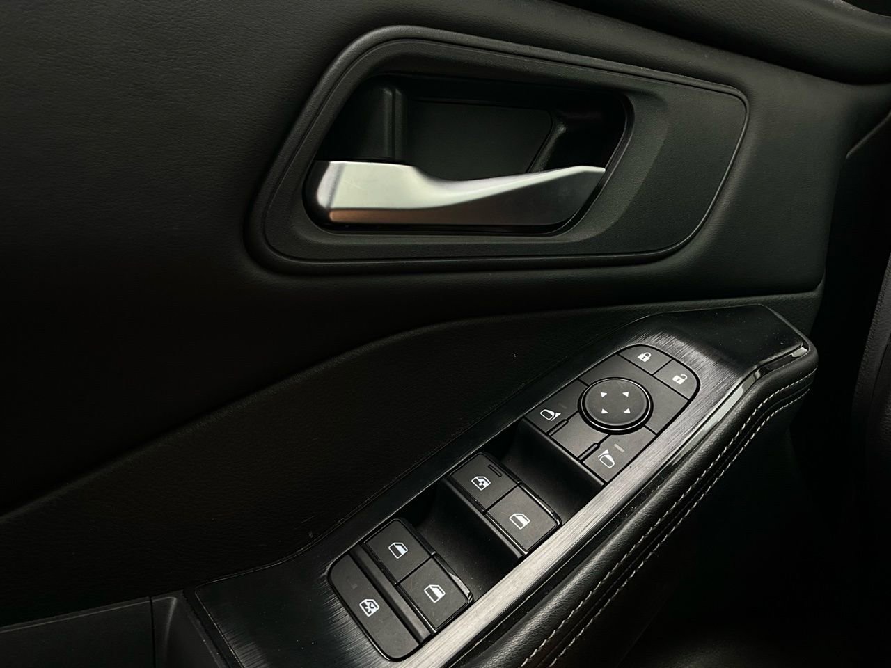 Used 2025 Nissan Rogue SV image 21