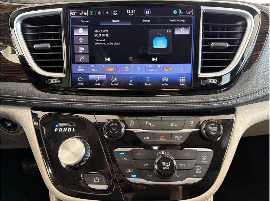 Used 2023 Chrysler Pacifica Limited FWD image 21