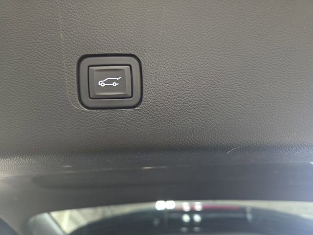 Used 2023 Chevrolet Traverse LT w/ Rear Camera Mirror Package image 18