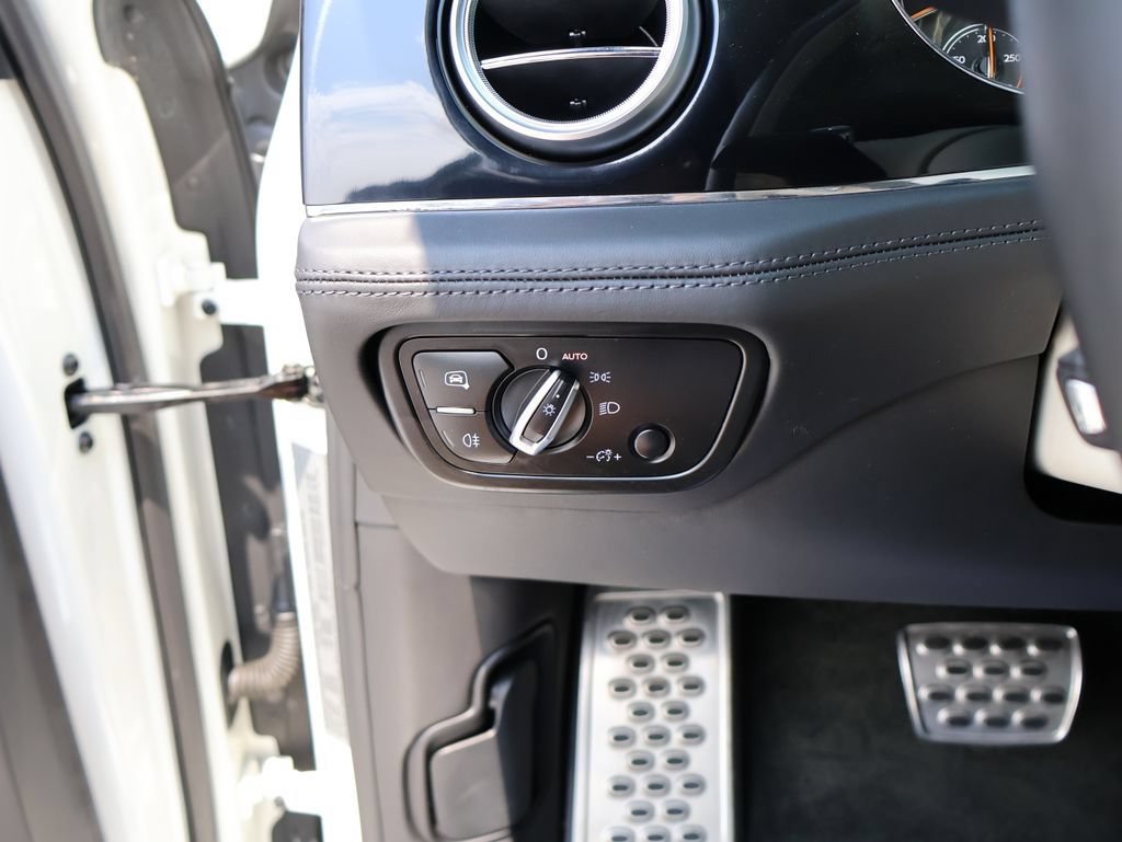 Used 2018 Bentley Bentayga AWD/4WD image 35
