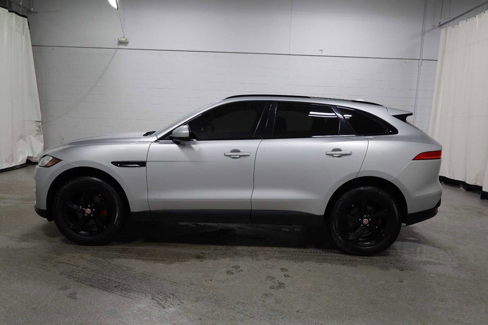 Used 2019 Jaguar F-PACE Premium image 2