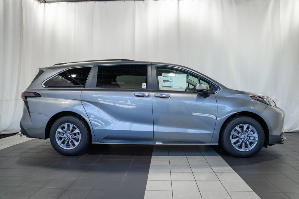 New 2026 Toyota Sienna XLE FWD image 3