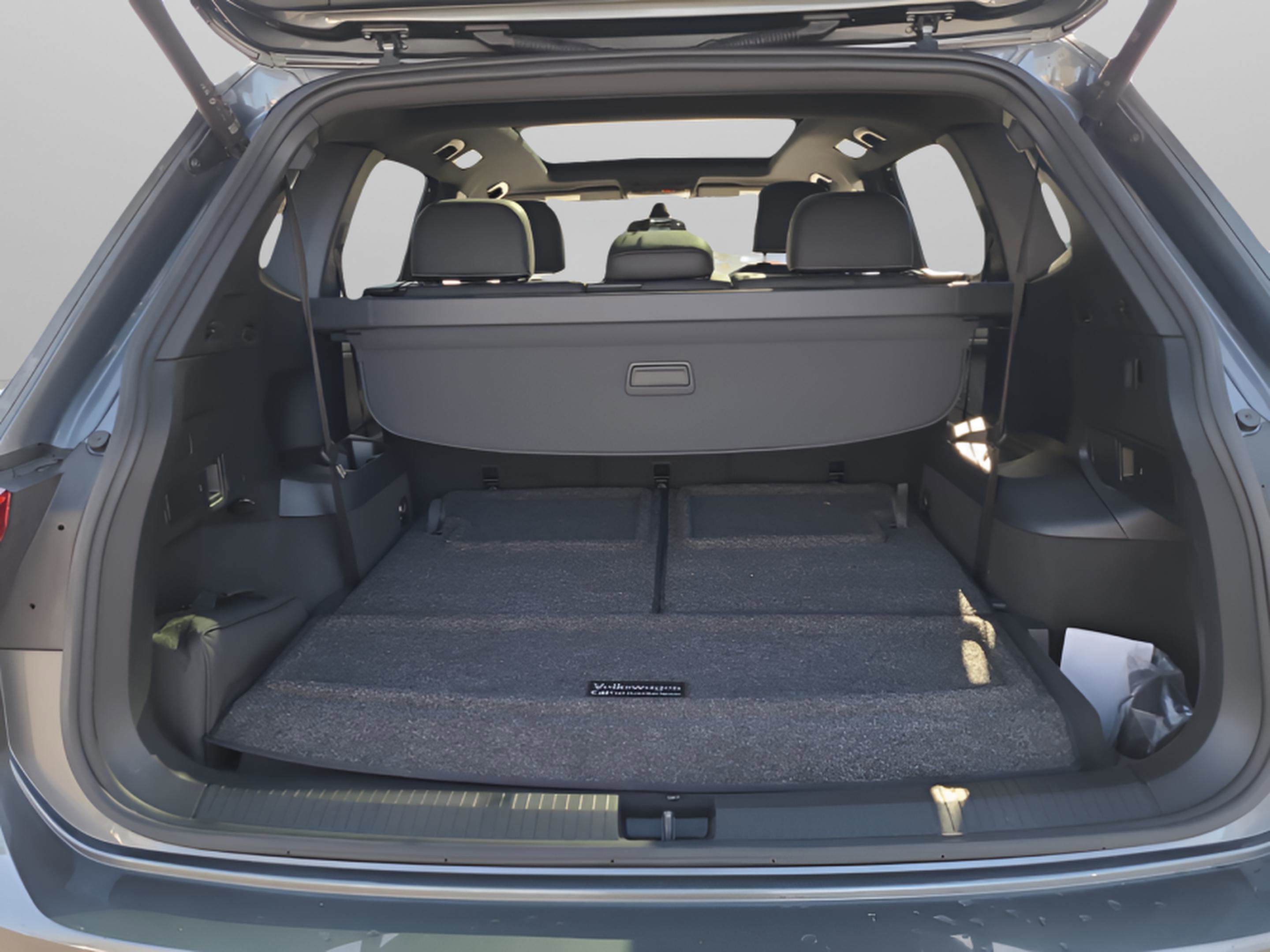 Used 2023 Volkswagen Tiguan SE R-Line image 25