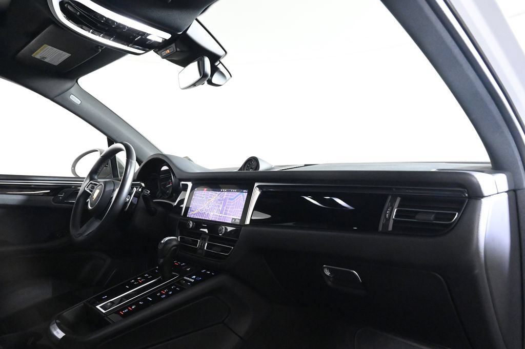 Certified 2023 Porsche Macan AWD/4WD image 17