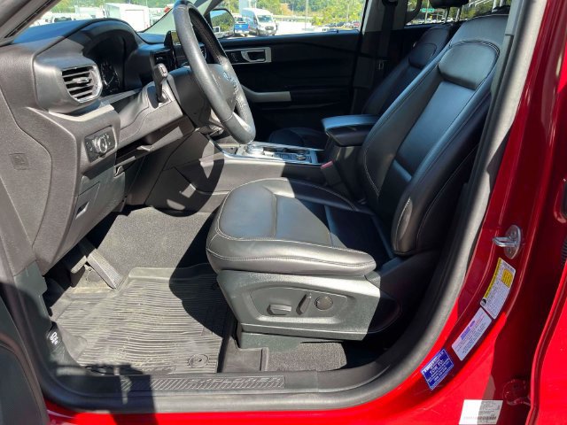 Used 2023 Ford Explorer XLT w/ Equipment Group 202A AWD/4WD image 31
