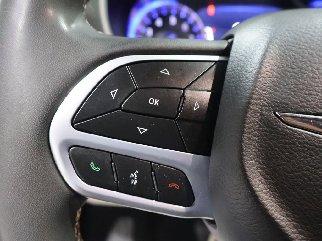 Used 2023 Chrysler Pacifica Touring-L image 37