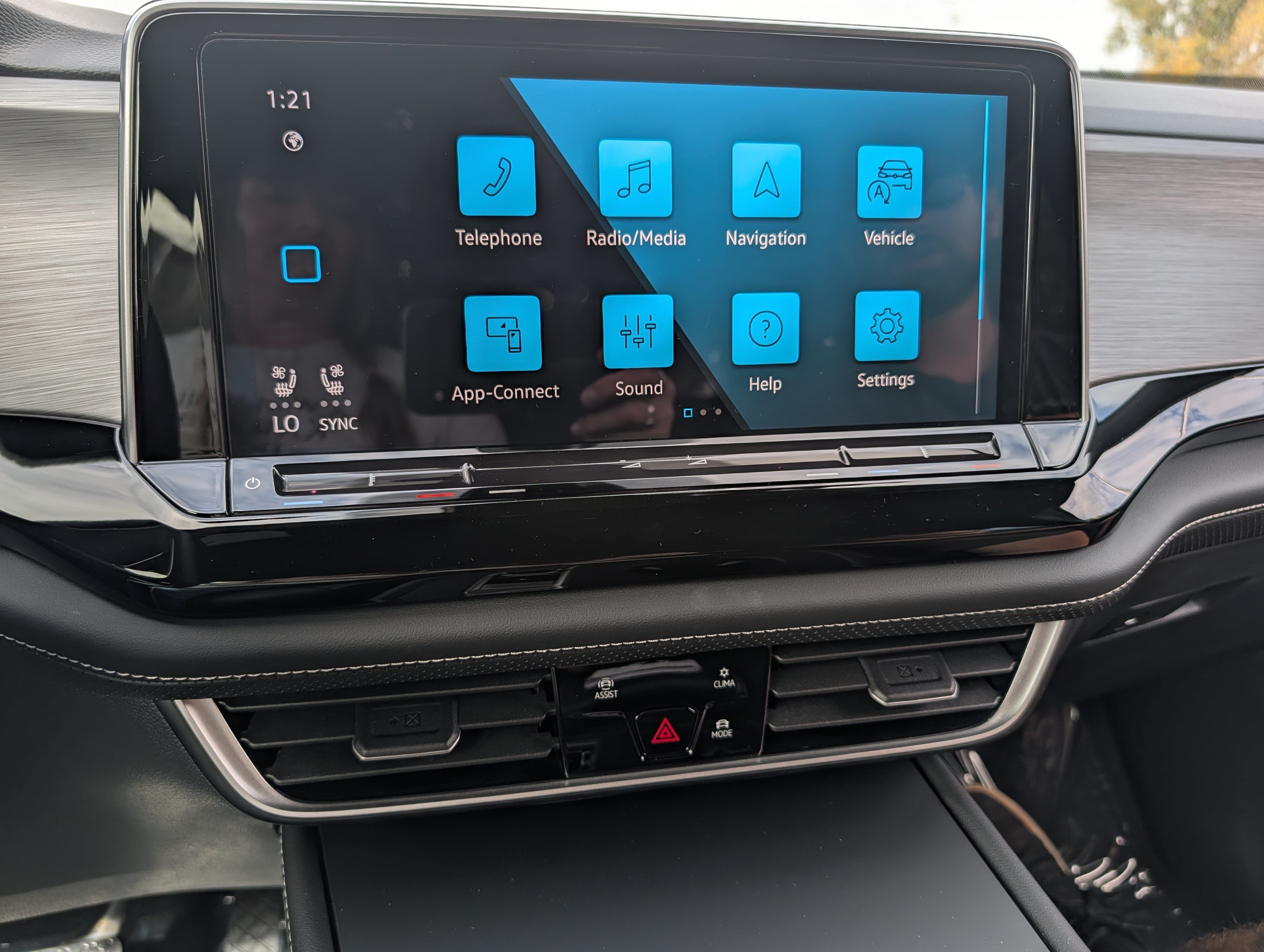 Certified 2025 Volkswagen Atlas Cross Sport SE AWD/4WD image 30