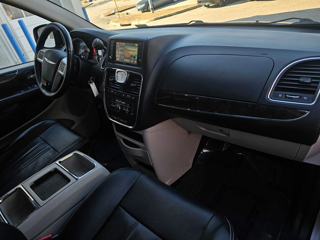 Used 2016 Chrysler Town & Country Touring image 21