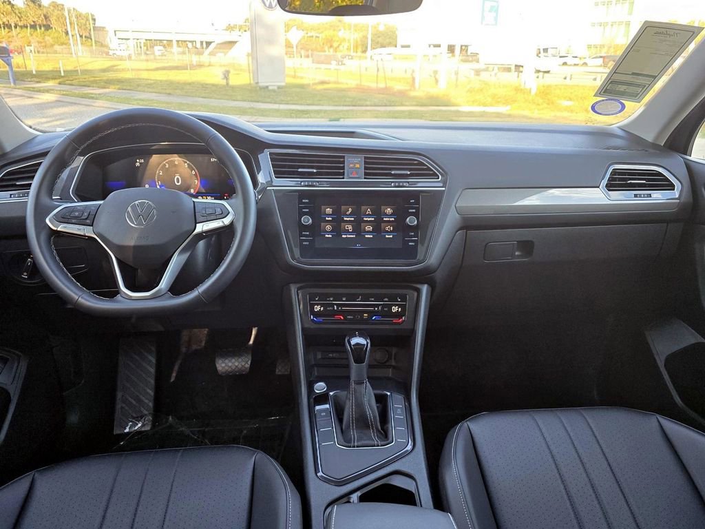 Used 2024 Volkswagen Tiguan SE image 10
