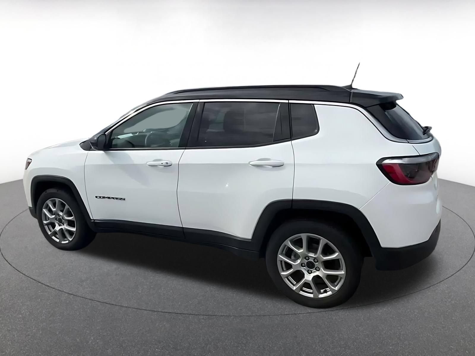 Used 2025 Jeep Compass Limited AWD/4WD image 9