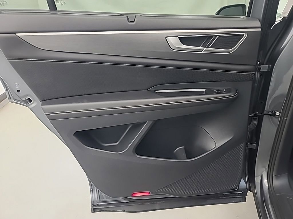 Used 2025 Volkswagen Atlas Cross Sport SE image 18