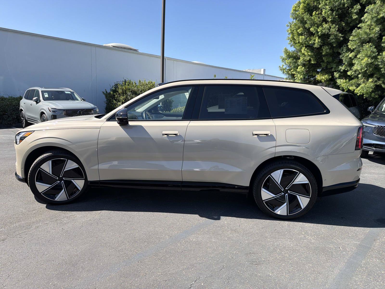 Certified 2025 Volvo EX90 Ultra AWD/4WD image 8
