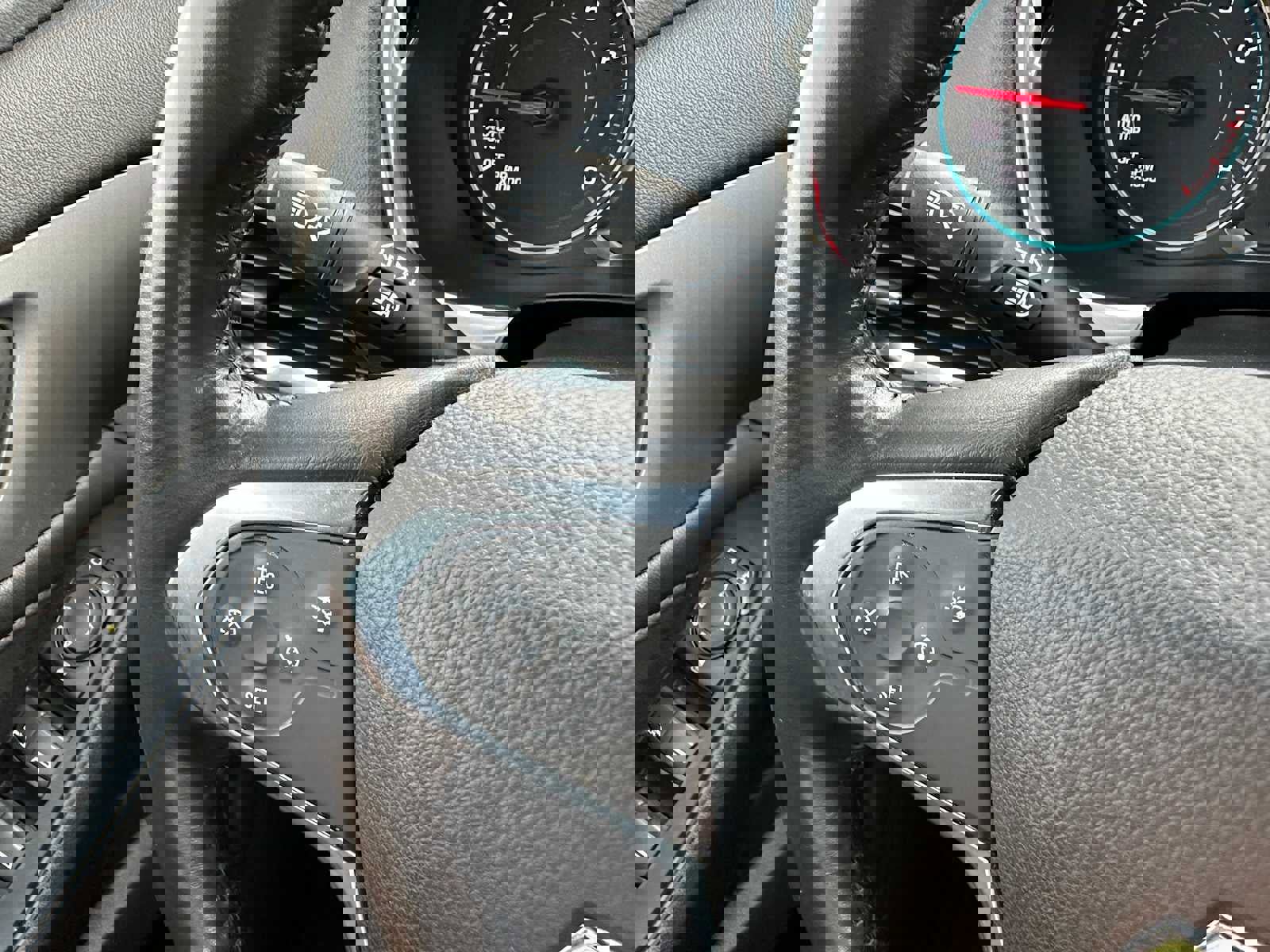 Used 2022 Chevrolet Traverse LT image 33