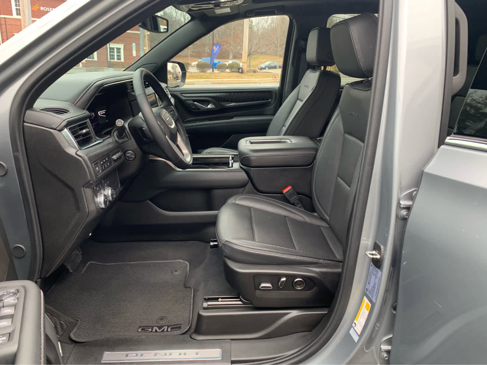Used 2024 GMC Yukon XL Denali image 12