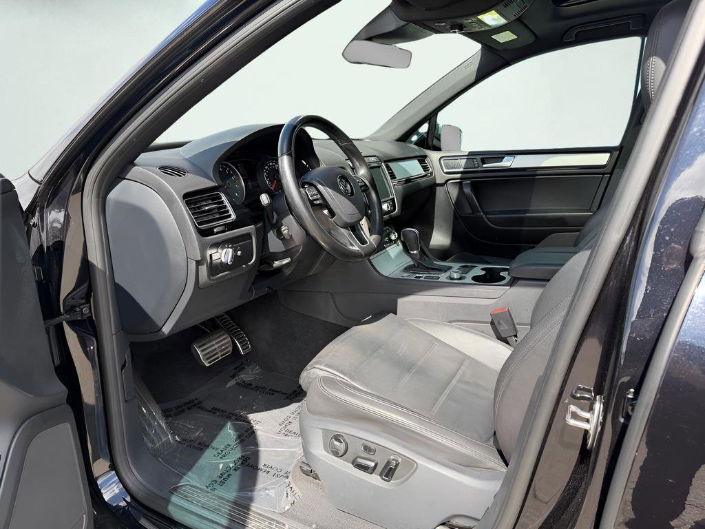 Used 2017 Volkswagen Touareg Wolfsburg Edition image 17